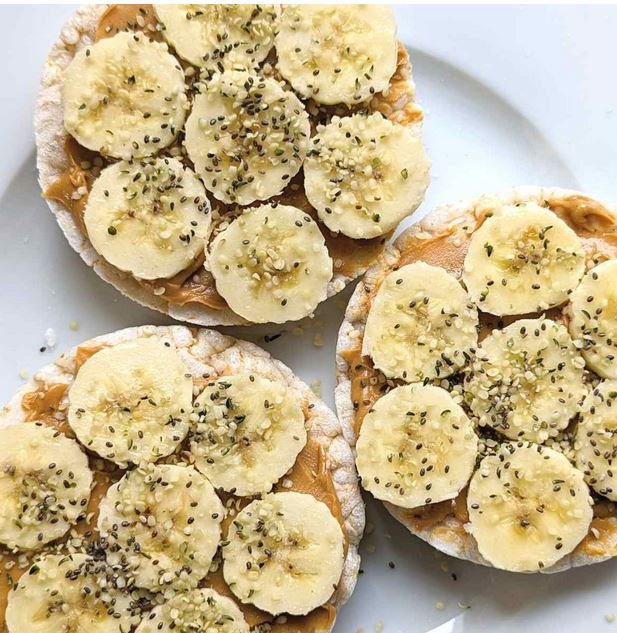 Rice Cakes Topped with Peanut Butter and Banana Slices